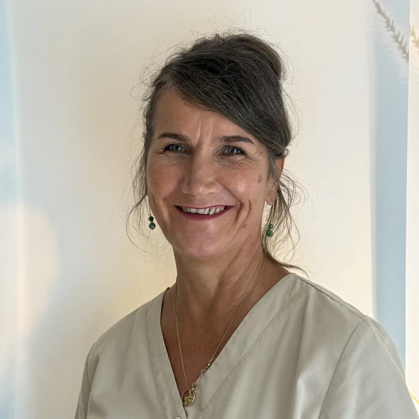 Cornelia Frank bei einer Gesichtsbehandlung