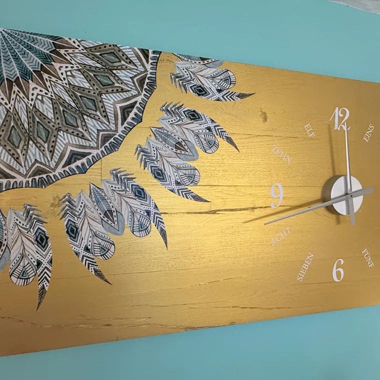 Selbst gestaltete Mandala-Uhr in Gold