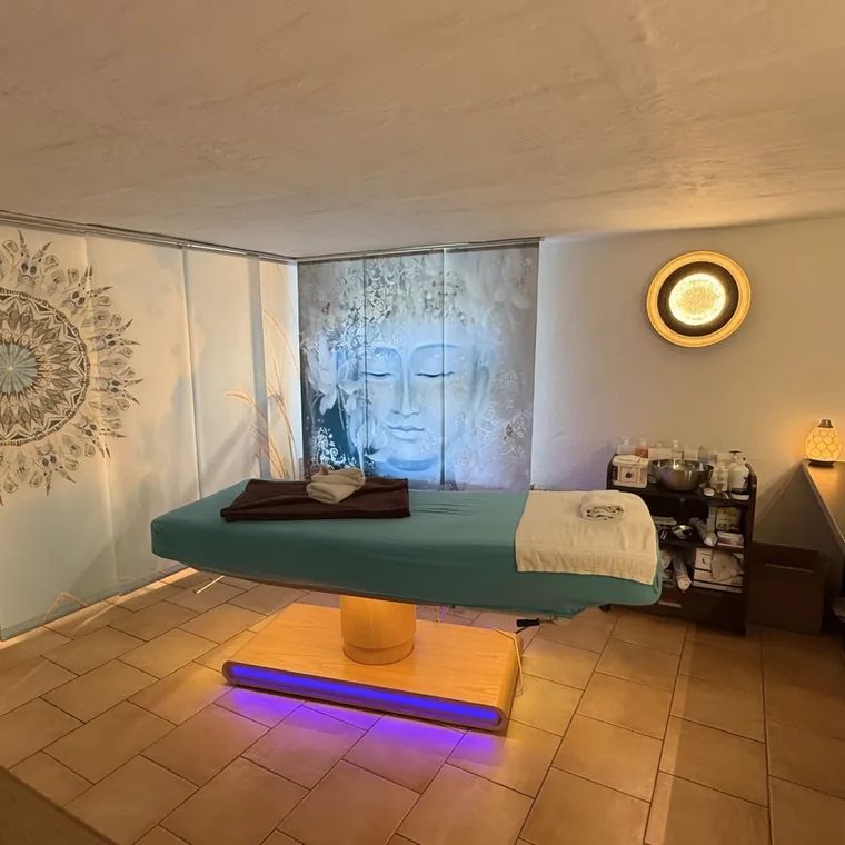 Massageraum mit Mandala- und Buddha-Vorhang