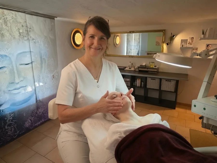 Cornelia Frank bei einer Gesichtsbehandlung